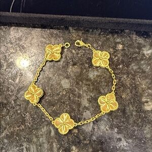 Beautiful clover bracelet, box included